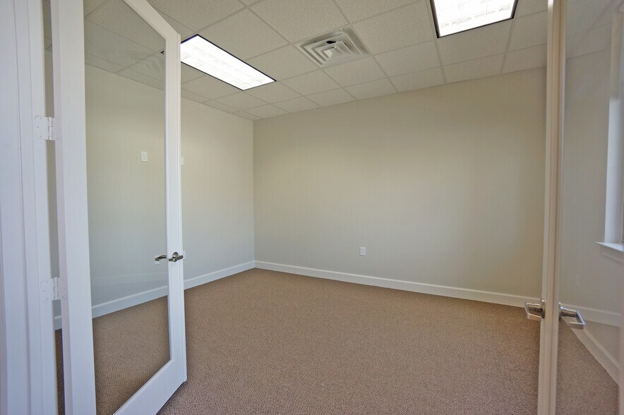 More Photos Of 633 E Fernhurst Dr, Katy Medical For Lease