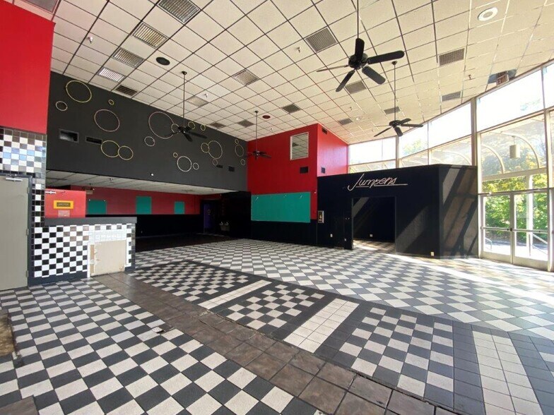 More Photos Of 359 Park Marina Cir, Redding Movie Theatre For Lease