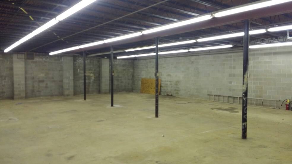 More Photos Of 910 Edgefield St, Greenwood Light Distribution For Sale