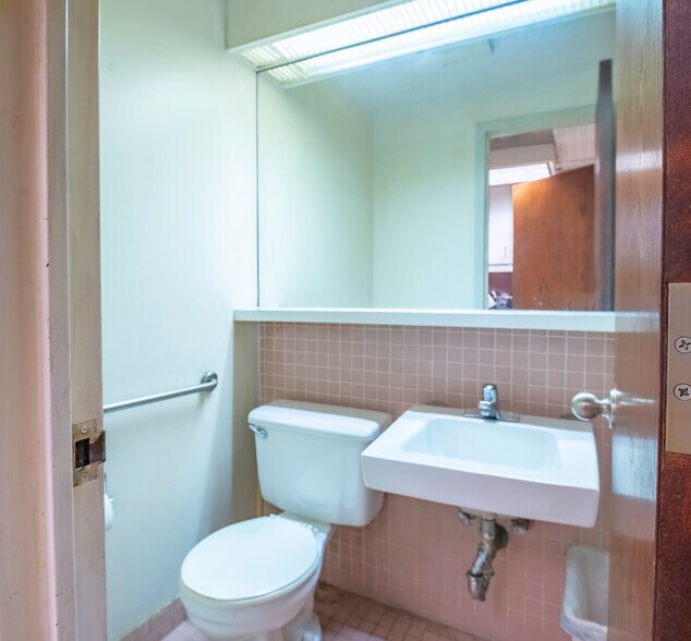 More Photos Of 9418 59th Ave, Elmhurst Office For Sale