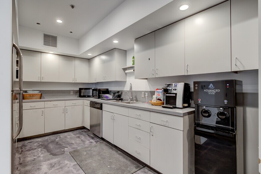 More Photos Of 710 Seward St, Los Angeles Loft Creative Space For Lease