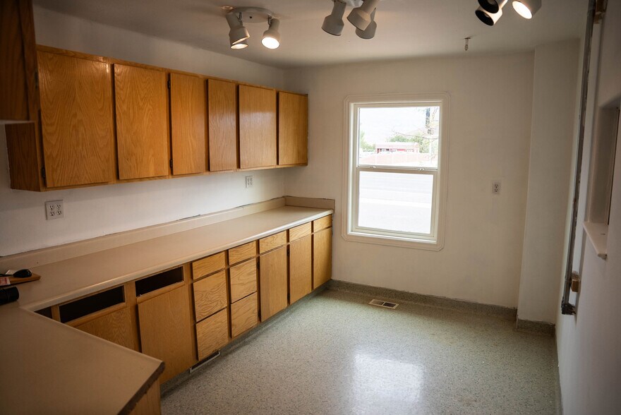 More Photos Of 1545 W State St, Hurricane Veterinarian Kennel For Lease