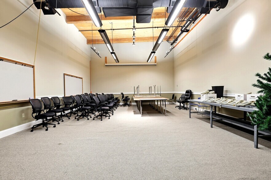 More Photos Of 670 N Commercial St, Manchester Apartments For Lease