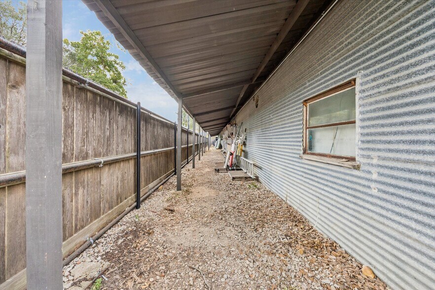 More Photos Of 5225 E 5th St, Katy Light Manufacturing For Sale