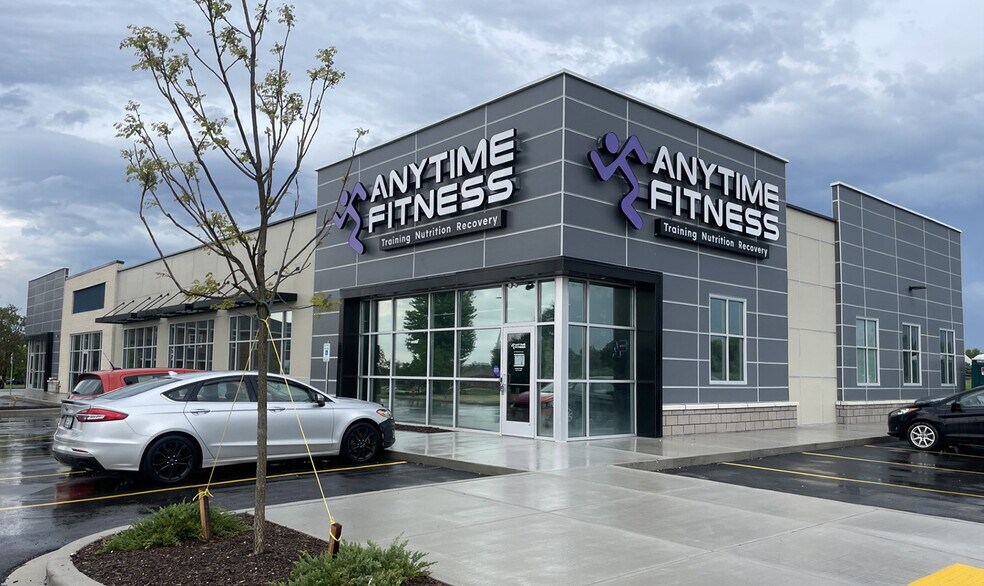 More Photos Of 825-833 N Wisconsin St, Elkhorn General Retail For Lease