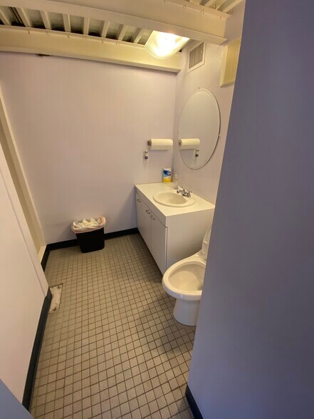 More Photos Of 77 Gazza Blvd, Farmingdale Showroom For Sale