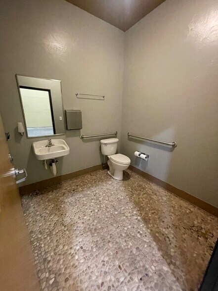 More Photos Of 20700 Carmen Loop, Bend Manufacturing For Lease