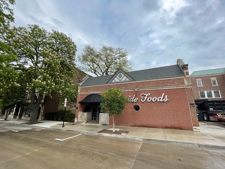 More Photos Of 800 Elm St, Winnetka Storefront Retail Residential For Lease