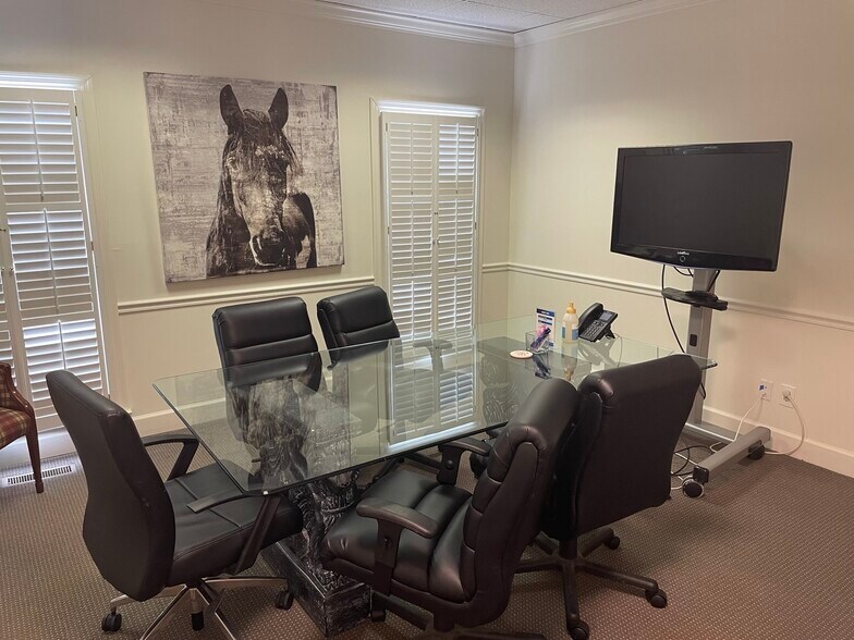 More Photos Of 2031 Shady Crest Dr, Birmingham Office For Sale