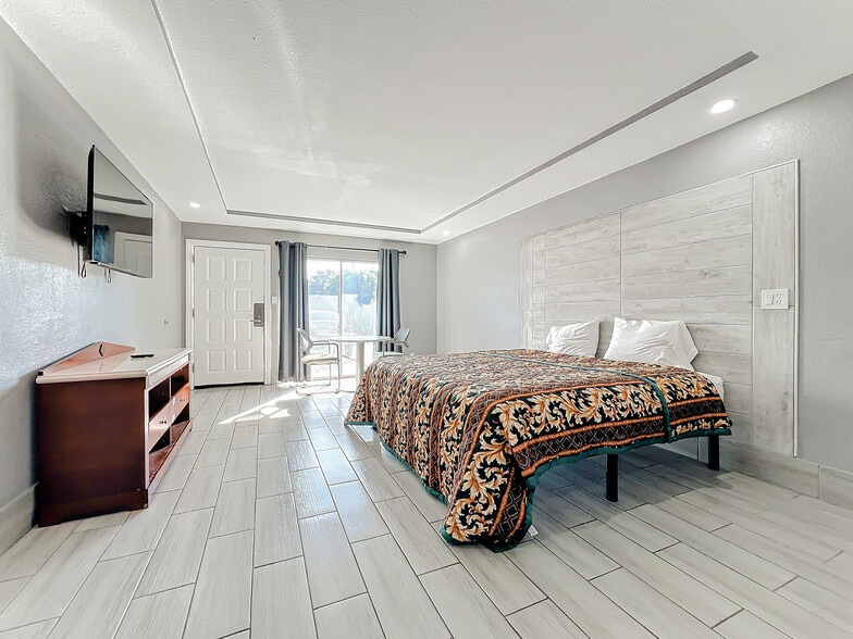 More Photos Of 307 E Vine St, Kissimmee Hotel For Sale