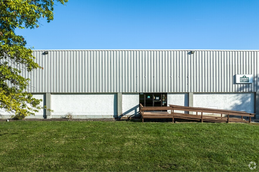 More Photos Of 1000 E Santa Fe St, Gardner Warehouse For Sale