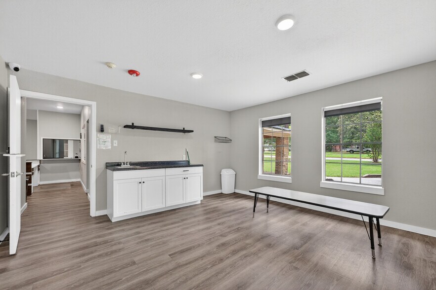 More Photos Of 109 Jasper Dr, Marshall Office For Sale
