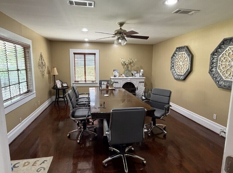 More Photos Of 401 W University Ave, Georgetown Office For Lease