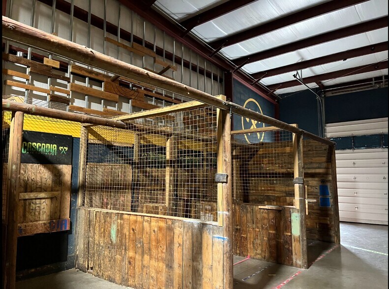 More Photos Of 5681 Crater Lake Hwy, Central Point Warehouse For Lease