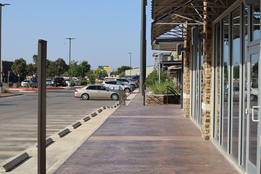 More Photos Of 7915 W Loop 1604 N, San Antonio General Retail For Lease