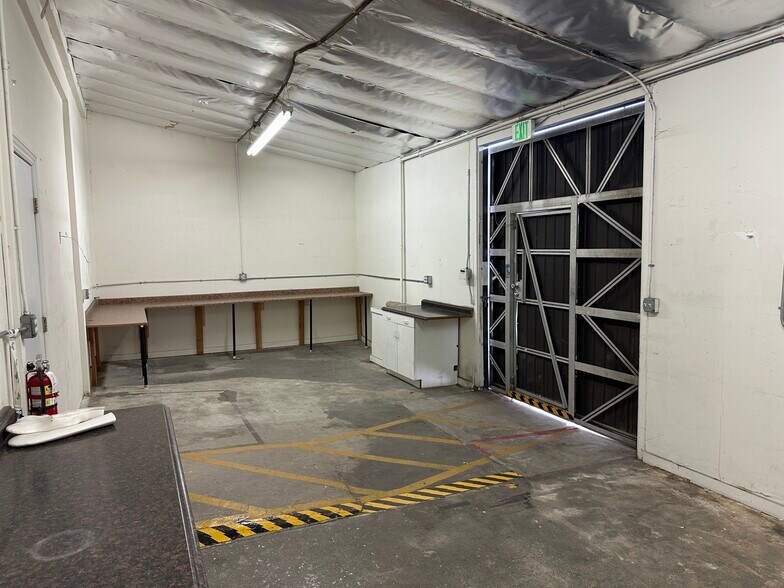 More Photos Of 212 W Magnolia Blvd, Burbank Light Distribution For Lease