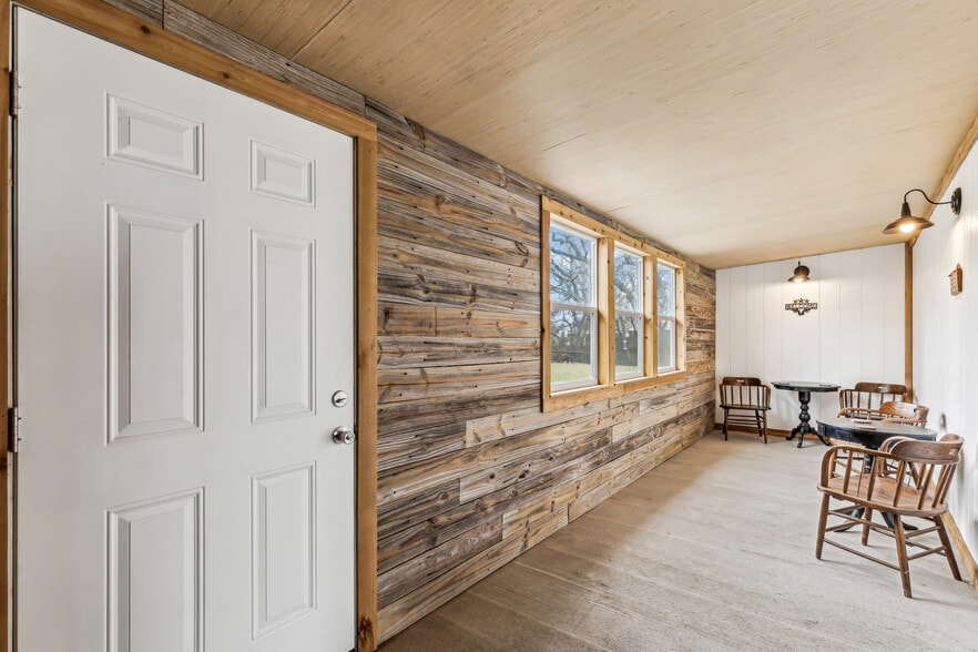 More Photos Of 512 N Travis St, Granbury Hospitality For Sale