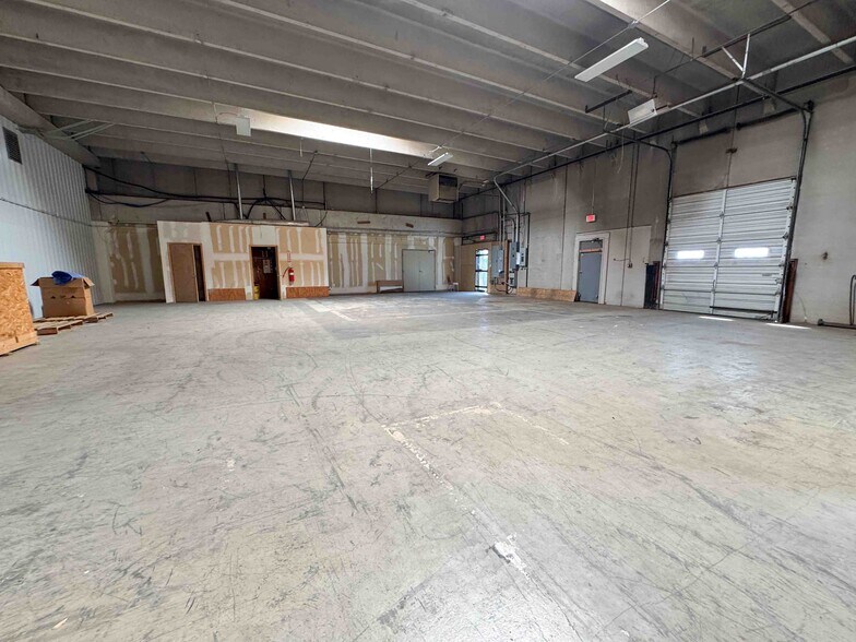 More Photos Of 3709 W Reno Ave, Oklahoma City Showroom For Lease