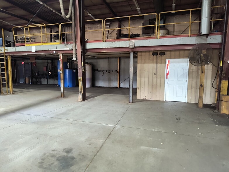 More Photos Of 5211 Oster Rd, Sheffield Village Truck Terminal For Lease