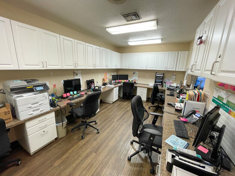 More Photos Of 10616 Main St, Thonotosassa Medical For Sale
