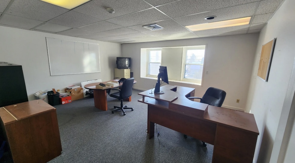 More Photos Of 4 Birch St, Derry Office For Sale