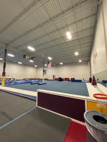 More Photos Of 1018 Tri-State Pky, Gurnee Warehouse For Lease