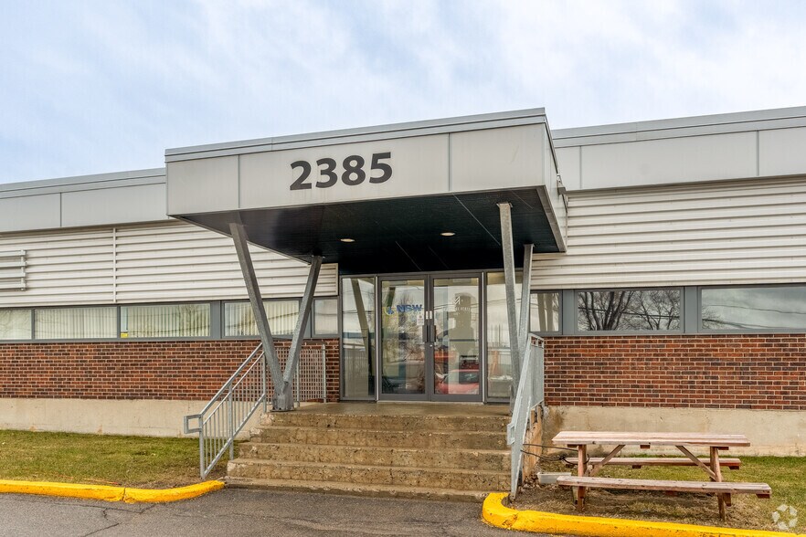 Primary Photo Of 2383-2393 Av Watt, Québec Distribution For Lease