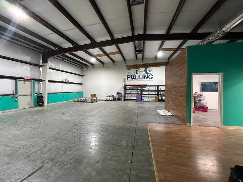 More Photos Of 2552-2558 Merchant Ave, Odessa Warehouse For Lease