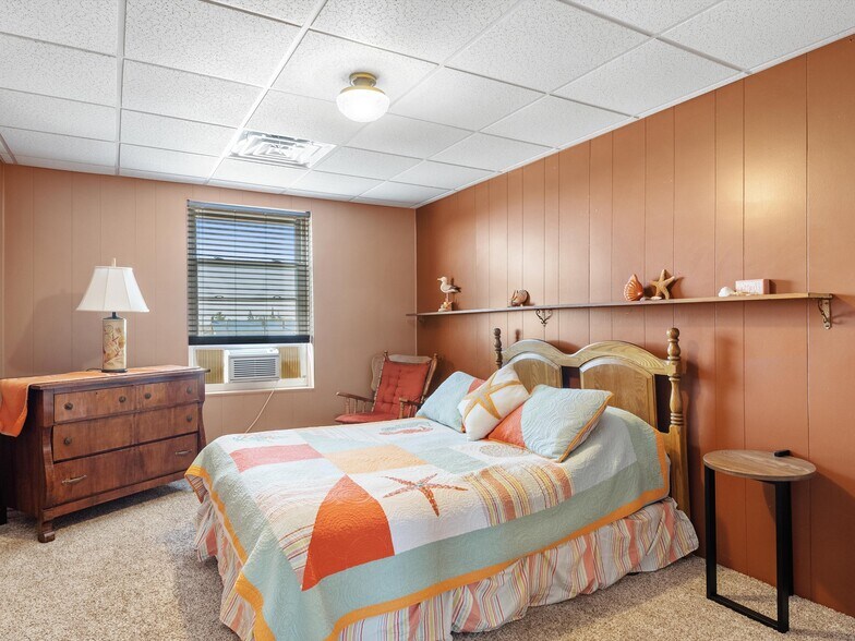 More Photos Of 201 Steele St, Algoma Hotel For Sale