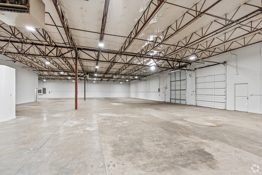 More Photos Of 1517 W Carrier Pky, Grand Prairie Research And Development For Lease