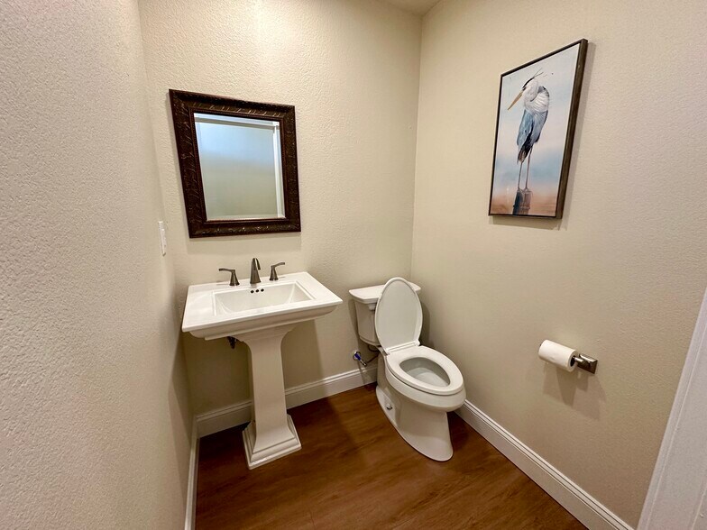 More Photos Of 913 Gulf Breeze Pky, Gulf Breeze General Retail For Sale