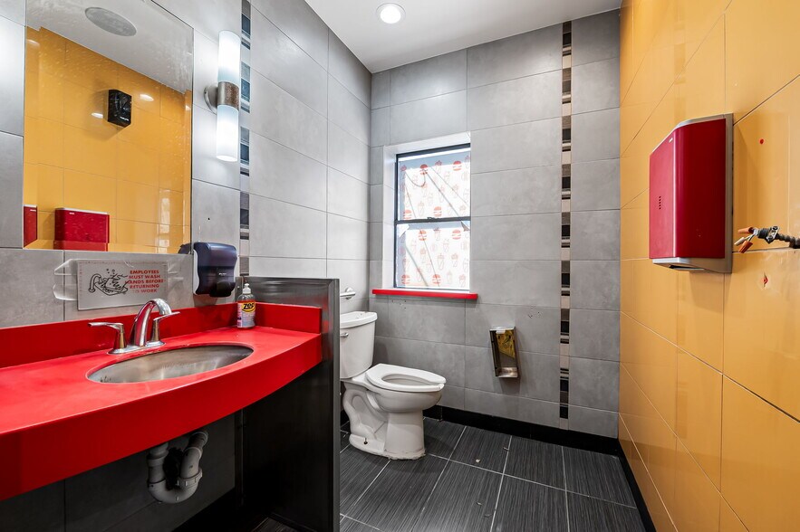 More Photos Of 13 W Allegheny Ave, Towson Storefront For Sale