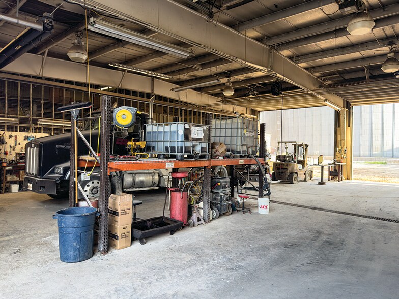 More Photos Of 3154 Depot st, Wawaka Office For Sale