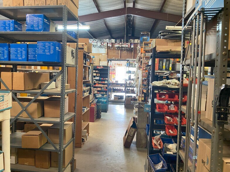 More Photos Of 119 S Commerce St, Dilley Storefront Retail Residential For Sale