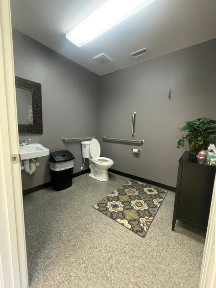 More Photos Of 2231 NW Broad St, Murfreesboro Showroom For Lease