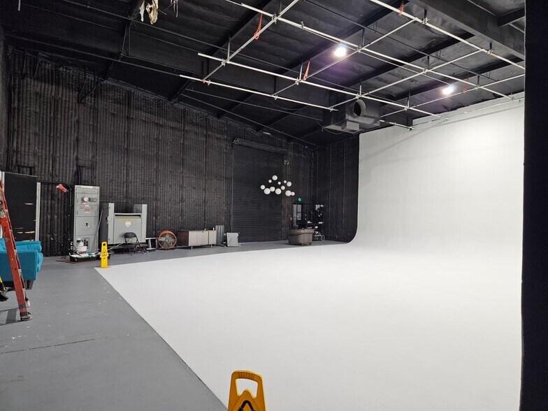 More Photos Of 316-318 Mira Loma Ave, Glendale Warehouse For Lease