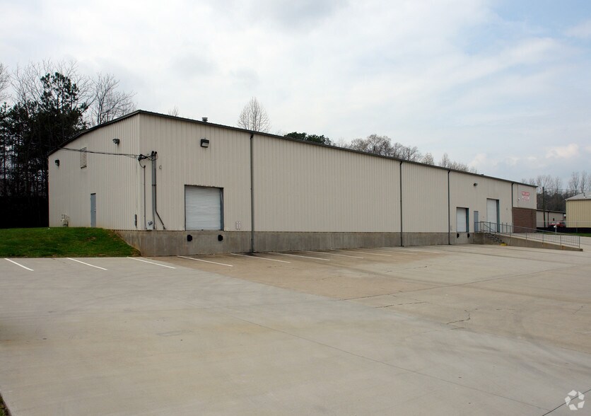 More Photos Of 2136 Hilton Dr, Gainesville Distribution For Lease