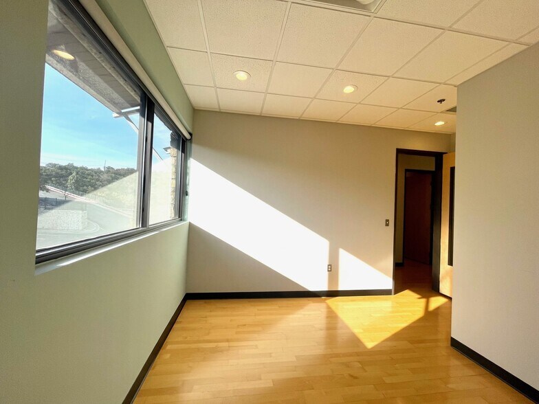 More Photos Of 2951 Ranch Road 620 S, Lakeway Office For Lease