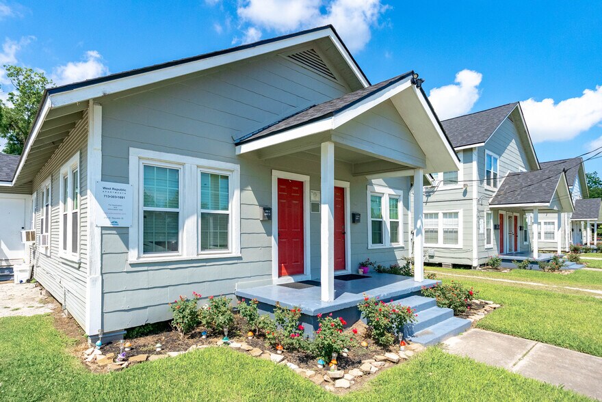 More Photos Of 214 W Republic St, Baytown Apartments For Sale