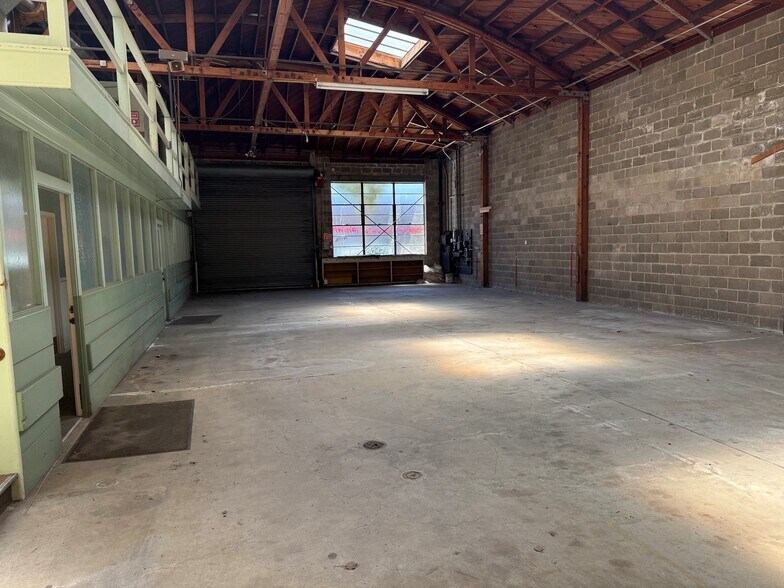 More Photos Of 482 25th St, Oakland Showroom For Sale