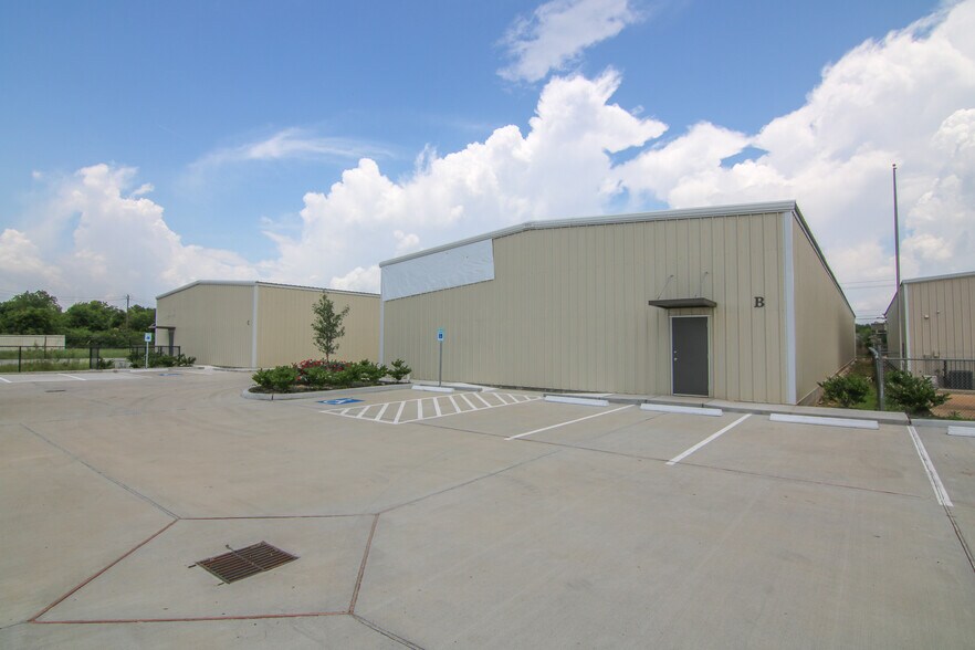 More Photos Of 8051 S Sam Houston Pky, Houston Warehouse For Lease