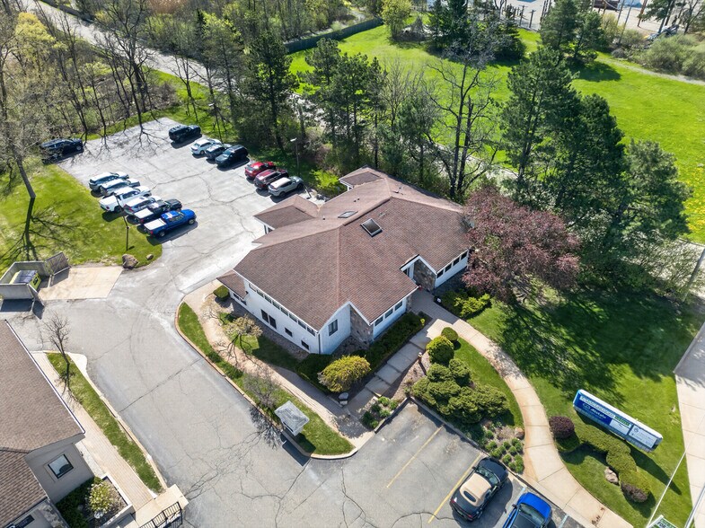 More Photos Of 6300 Sashabaw Rd, Village of Clarkston Storefront For Lease