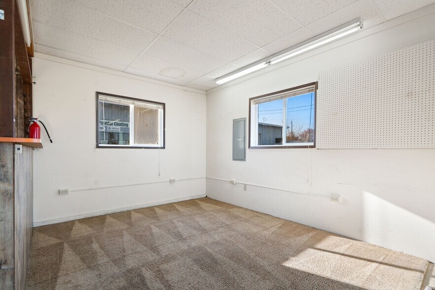 More Photos Of 503 S 3rd Ave, Sequim Flex For Lease