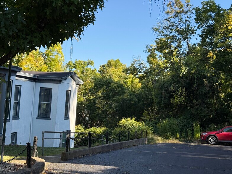 More Photos Of 106 Wellington Pl, Cincinnati Office Residential For Lease