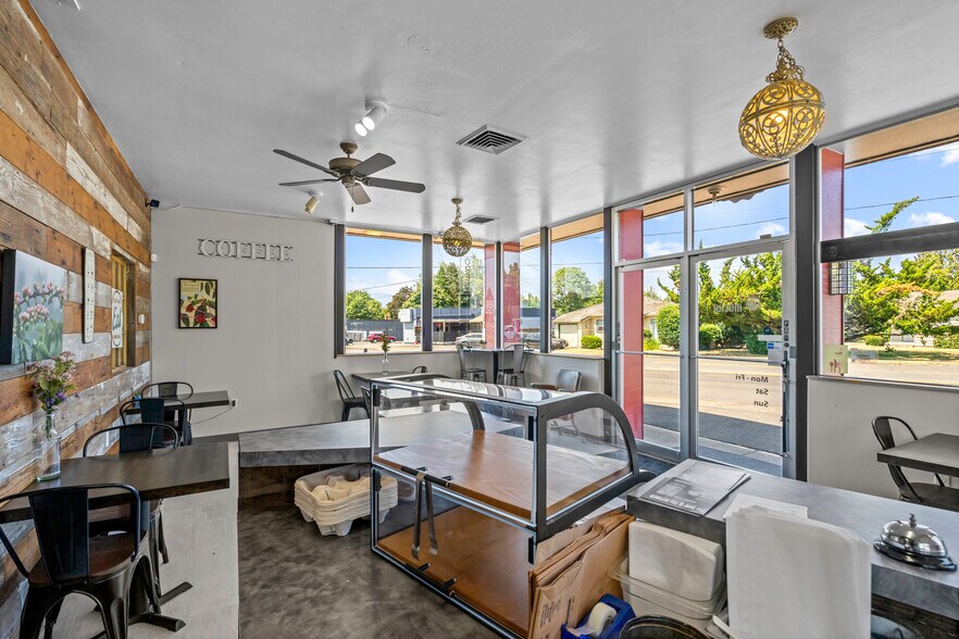 More Photos Of 1760 Market St NE, Salem Freestanding For Sale