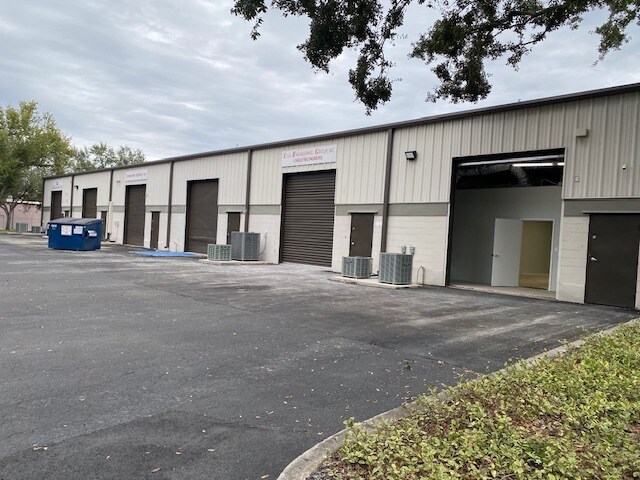 More Photos Of 8308-8318 N Saulray St, Tampa Warehouse For Lease
