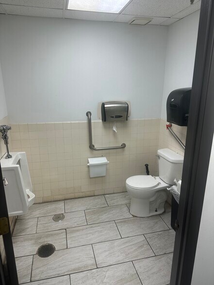 More Photos Of 7071-7093 Shady Oak Rd, Eden Prairie Showroom For Lease