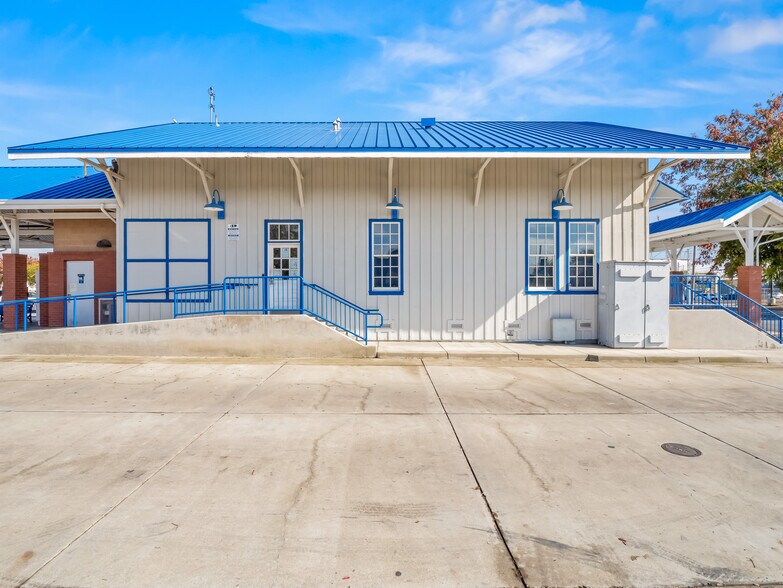 More Photos Of 504 W 7th St, Hanford Freestanding For Sale