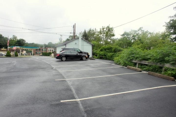 More Photos Of 28 Wall St, Oxford Freestanding For Lease