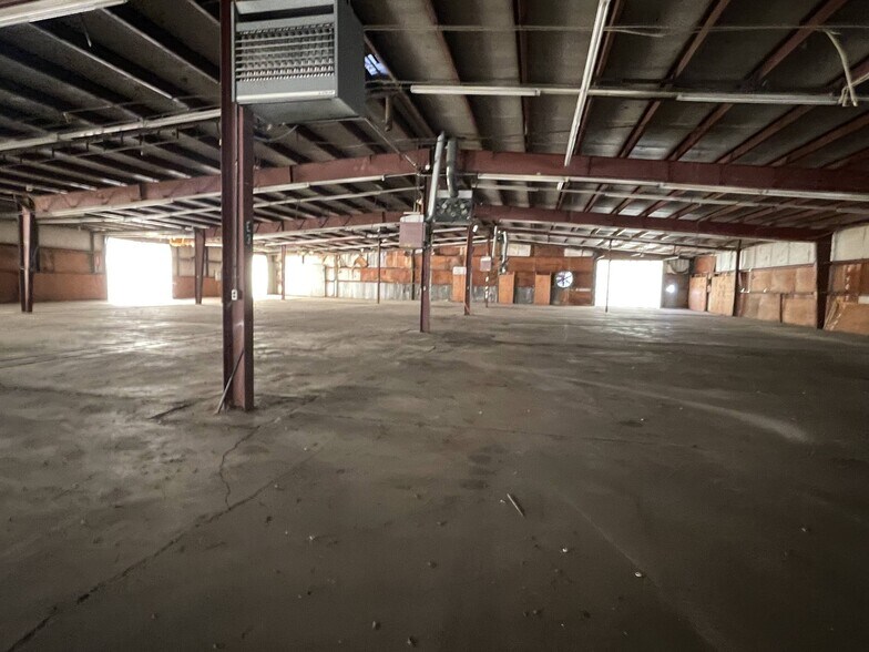 More Photos Of 13 N Industrial Ave, Wellington Distribution For Sale